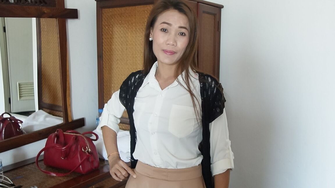 21P La MILF asiatique Miaw B soulève sa jupe et prend une bite dans une action amateur en POV