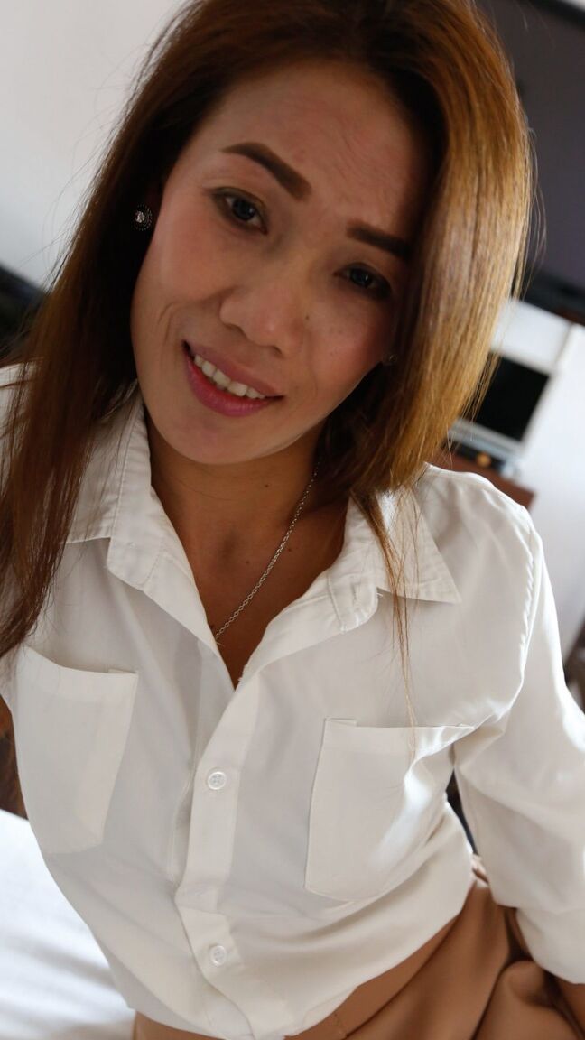 21P La MILF asiatique Miaw B soulève sa jupe et prend une bite dans une action amateur en POV