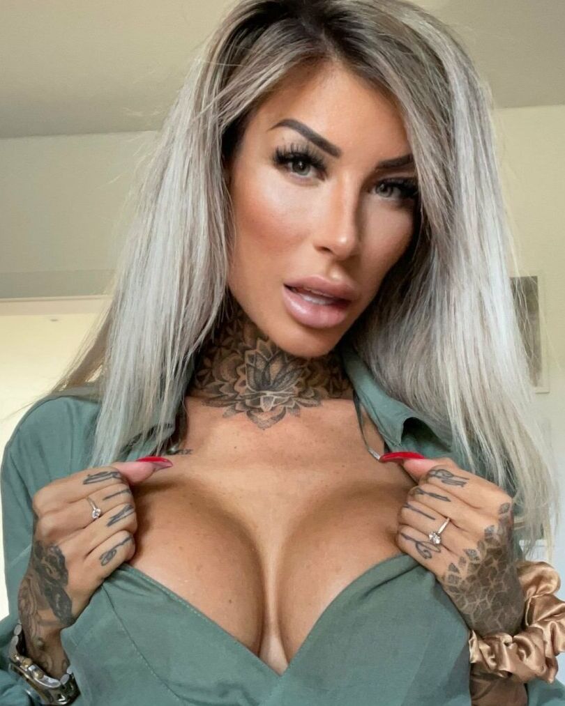 11P La rubia amateur Jacky Inked posa con lencería de encaje verde en un sexy solo