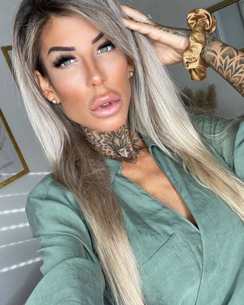 11P La rubia amateur Jacky Inked posa con lencería de encaje verde en un sexy solo