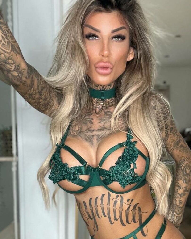 11P La rubia amateur Jacky Inked posa con lencería de encaje verde en un sexy solo