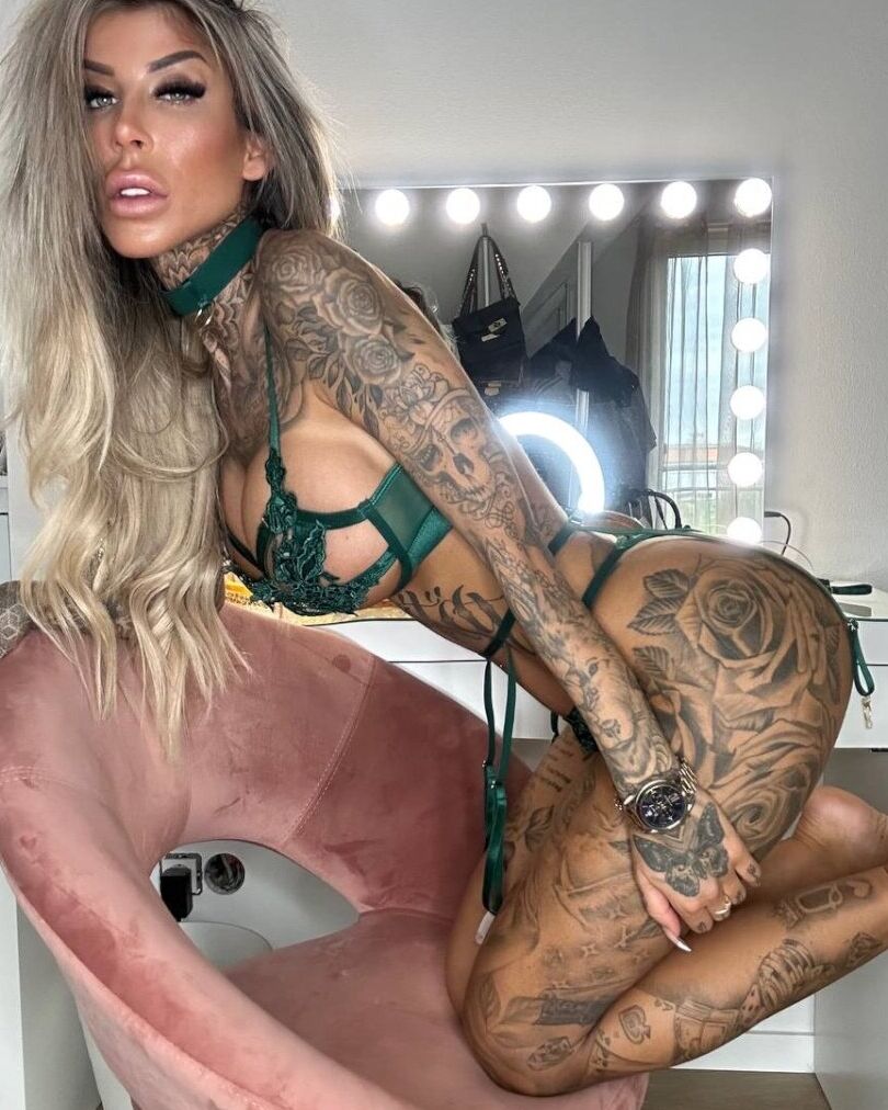 11P La rubia amateur Jacky Inked posa con lencería de encaje verde en un sexy solo