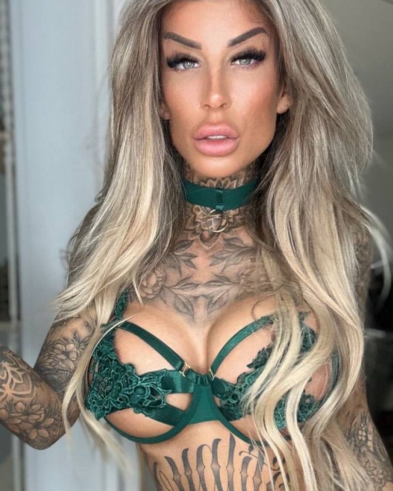 11P La rubia amateur Jacky Inked posa con lencería de encaje verde en un sexy solo