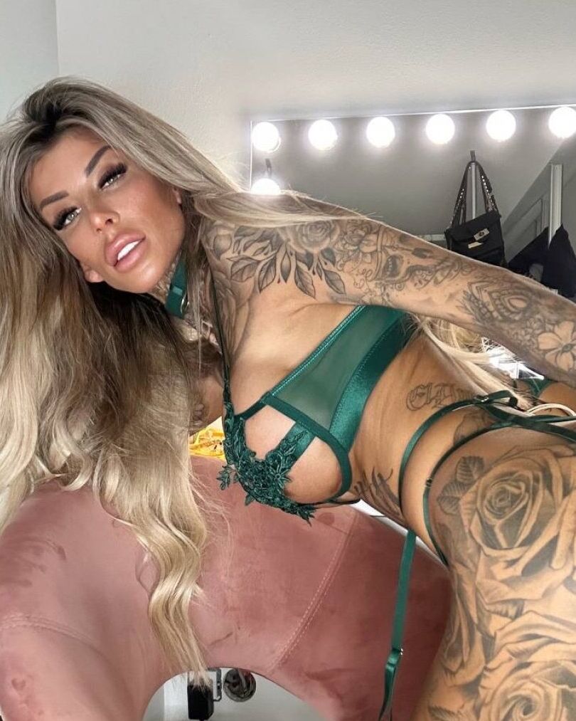 11P La rubia amateur Jacky Inked posa con lencería de encaje verde en un sexy solo