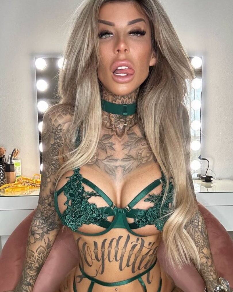 11P La rubia amateur Jacky Inked posa con lencería de encaje verde en un sexy solo