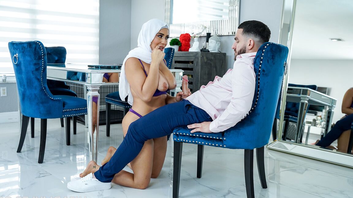 20P Curvilínea Latina MILF Carmela Clutch revela sua bunda