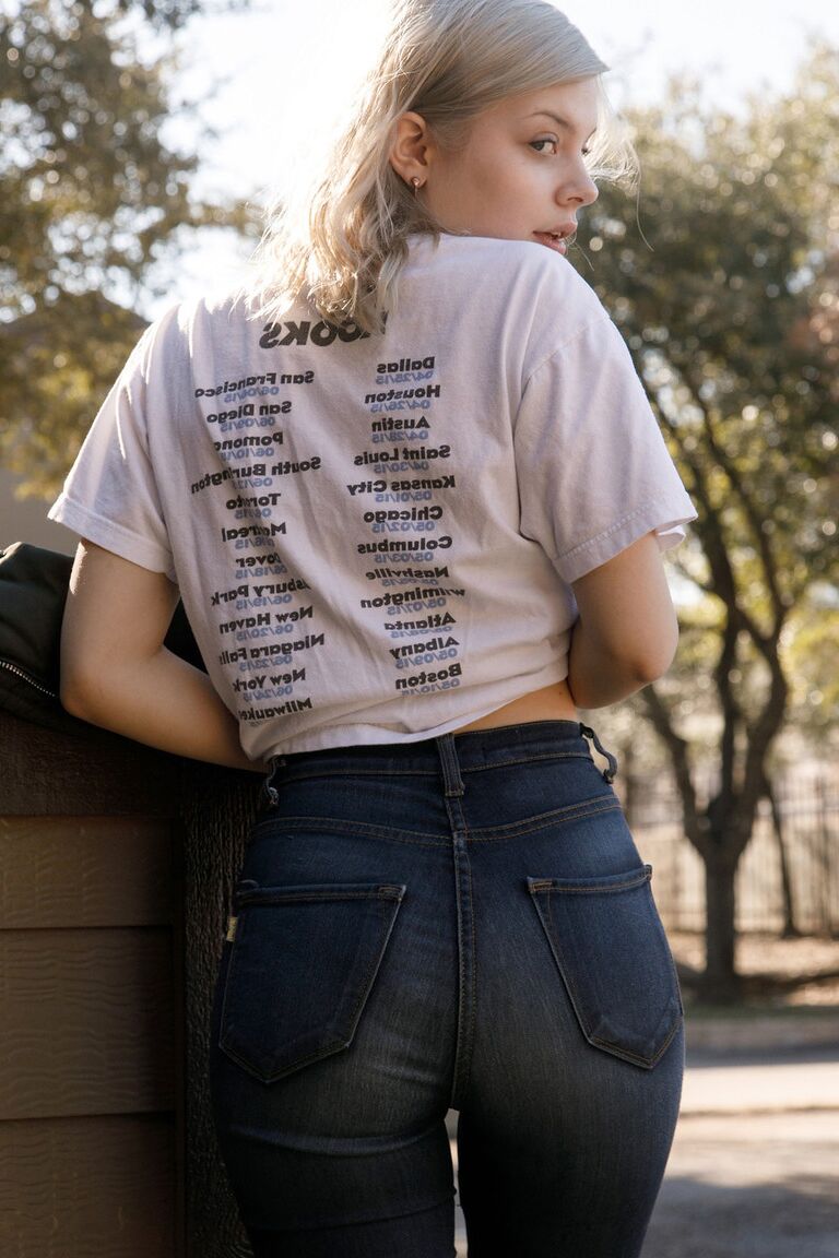 13P Das süße Amateurluder Phaedra James zieht ihre Jeans aus