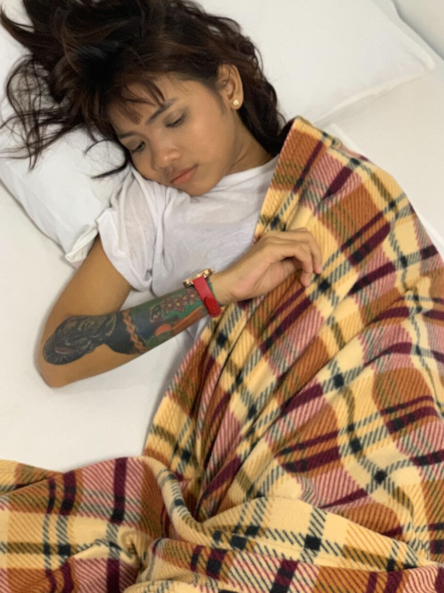 20P A linda vagabunda amadora Emelyn se despindo e expondo seu corpo tatuado em um solo