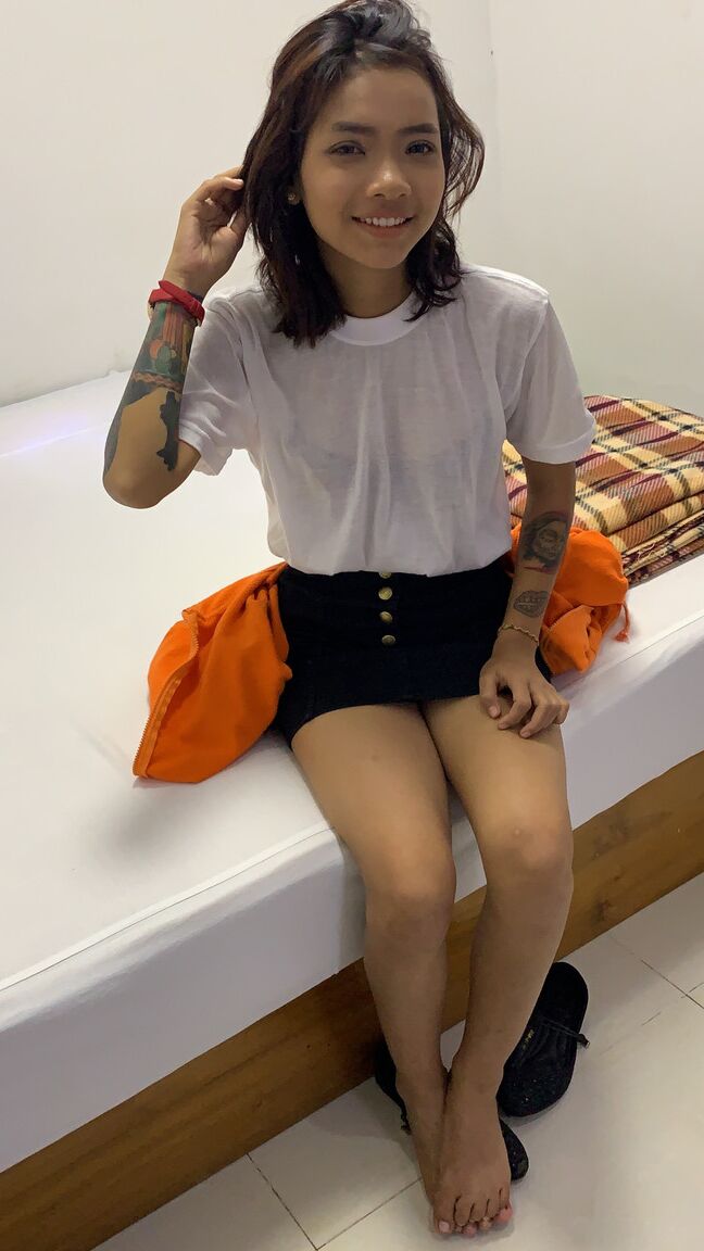 20P A linda vagabunda amadora Emelyn se despindo e expondo seu corpo tatuado em um solo