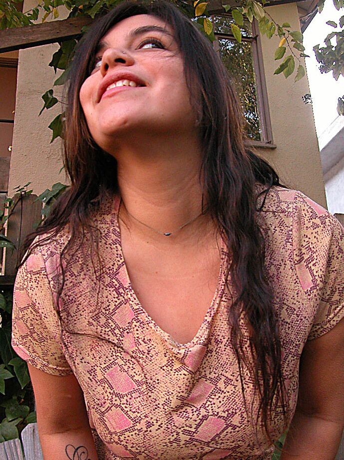 21P Sexy Amadora Polly libera seus grandes seios naturais
