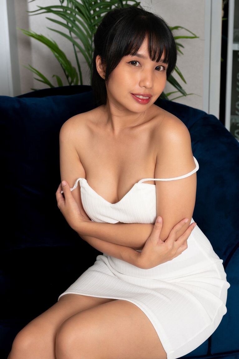 21P Linda Asian babe Norah mostra sua bunda grande