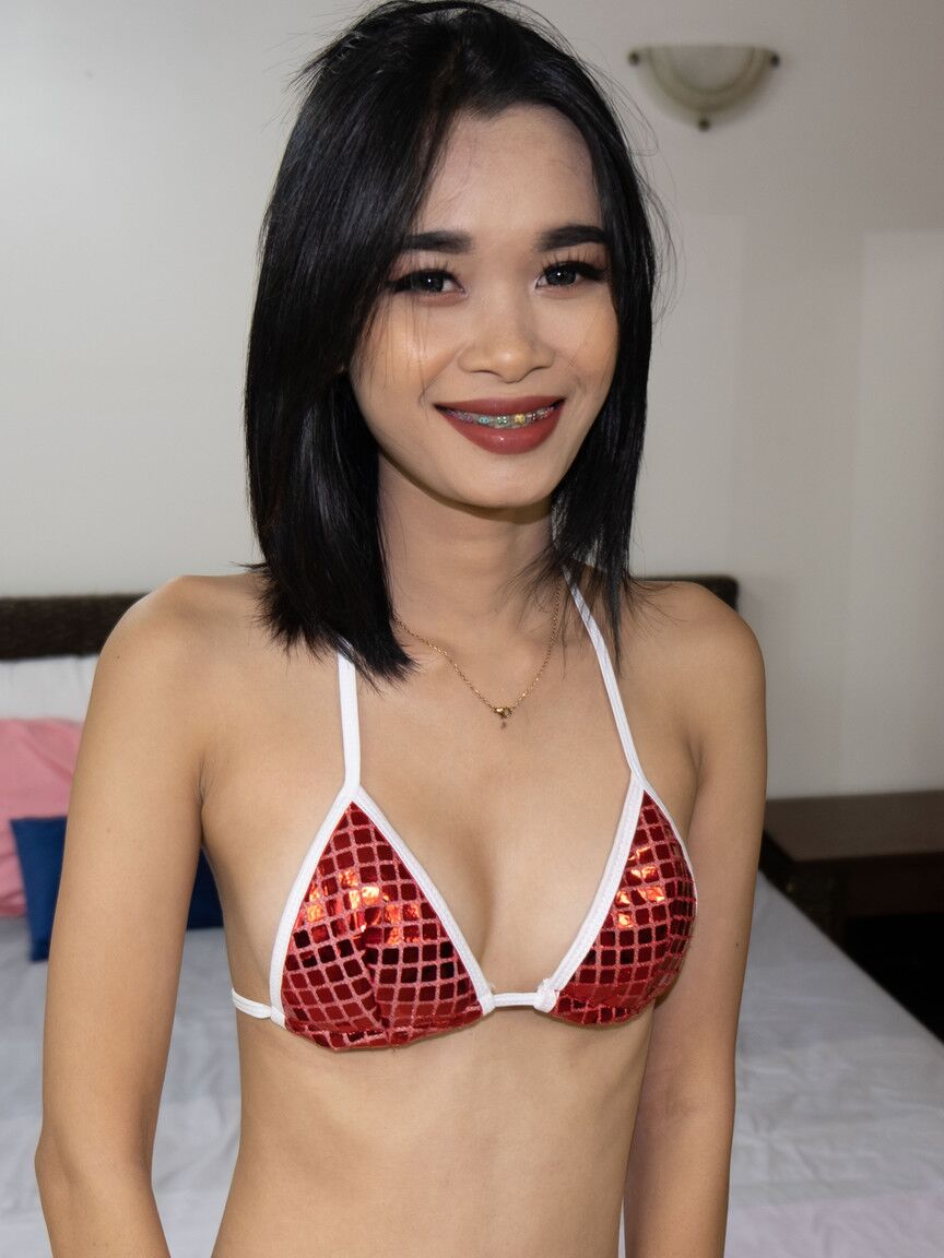 20P La sexy adolescente asiática Bussaba se desnuda y muestra sus largas piernas y su gran culo