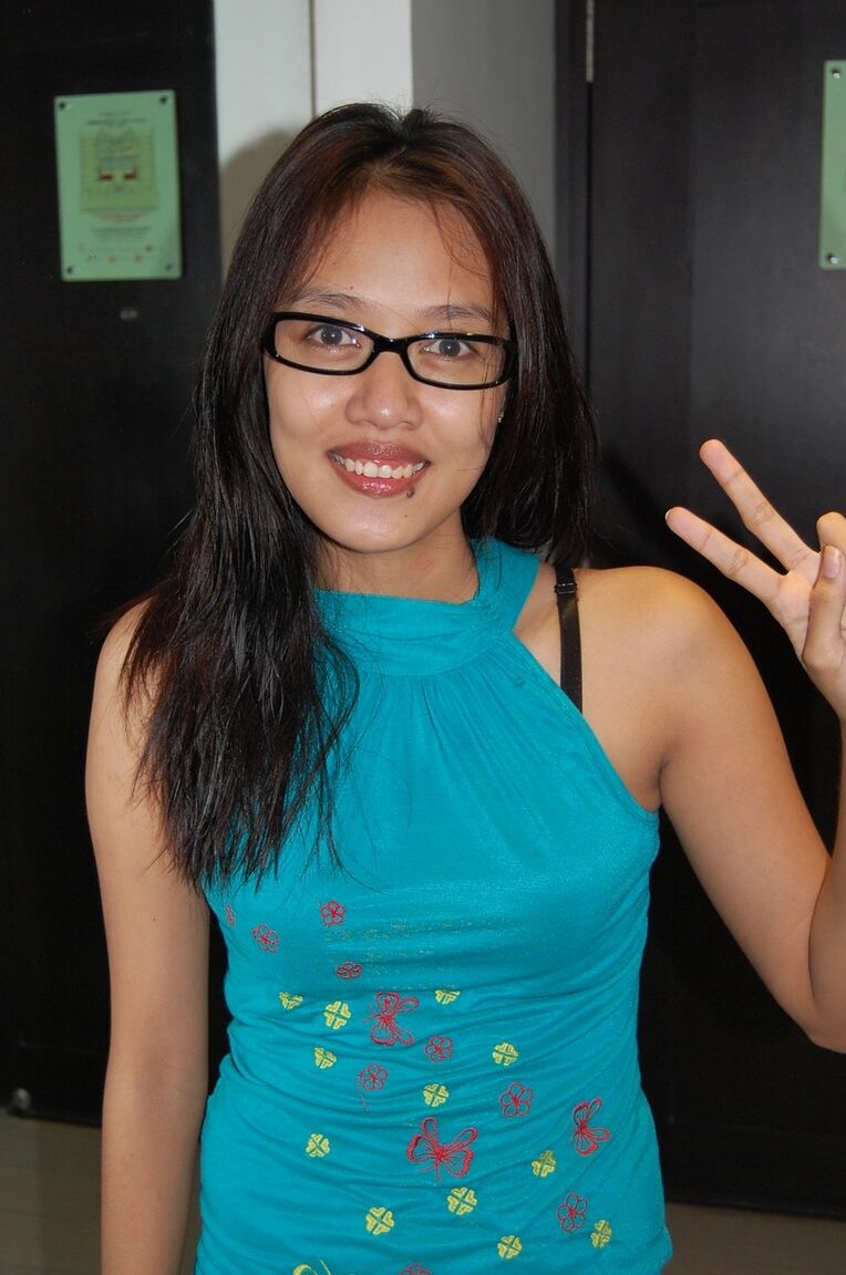 21P Asian babe Jehhan Ablog & her stepsister show their small tits & share a dick