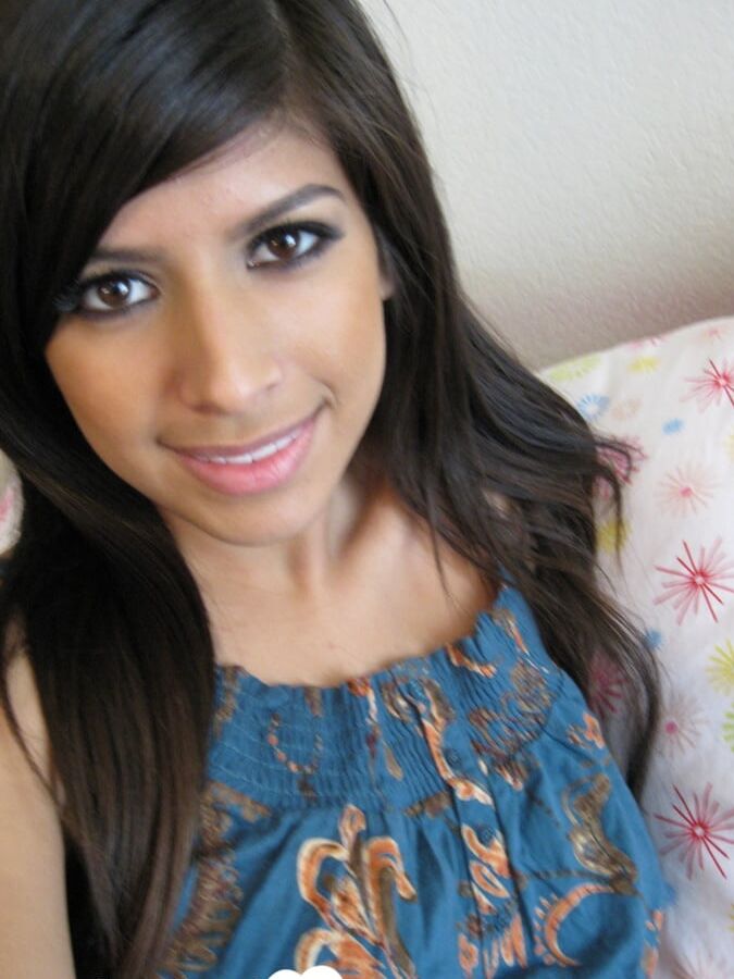 20P Impresionante morena mostrando sus increíbles tetas, coño y trasero en solitario