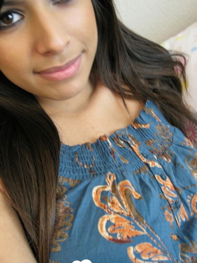 20P Impresionante morena mostrando sus increíbles tetas, coño y trasero en solitario
