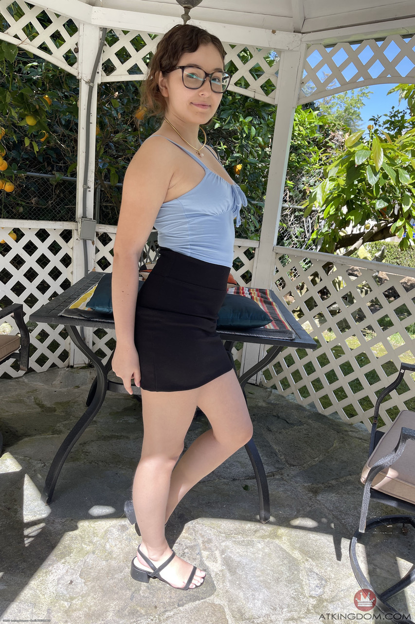 21P La brune sexy Leana Lovings montre sa chatte léchable
