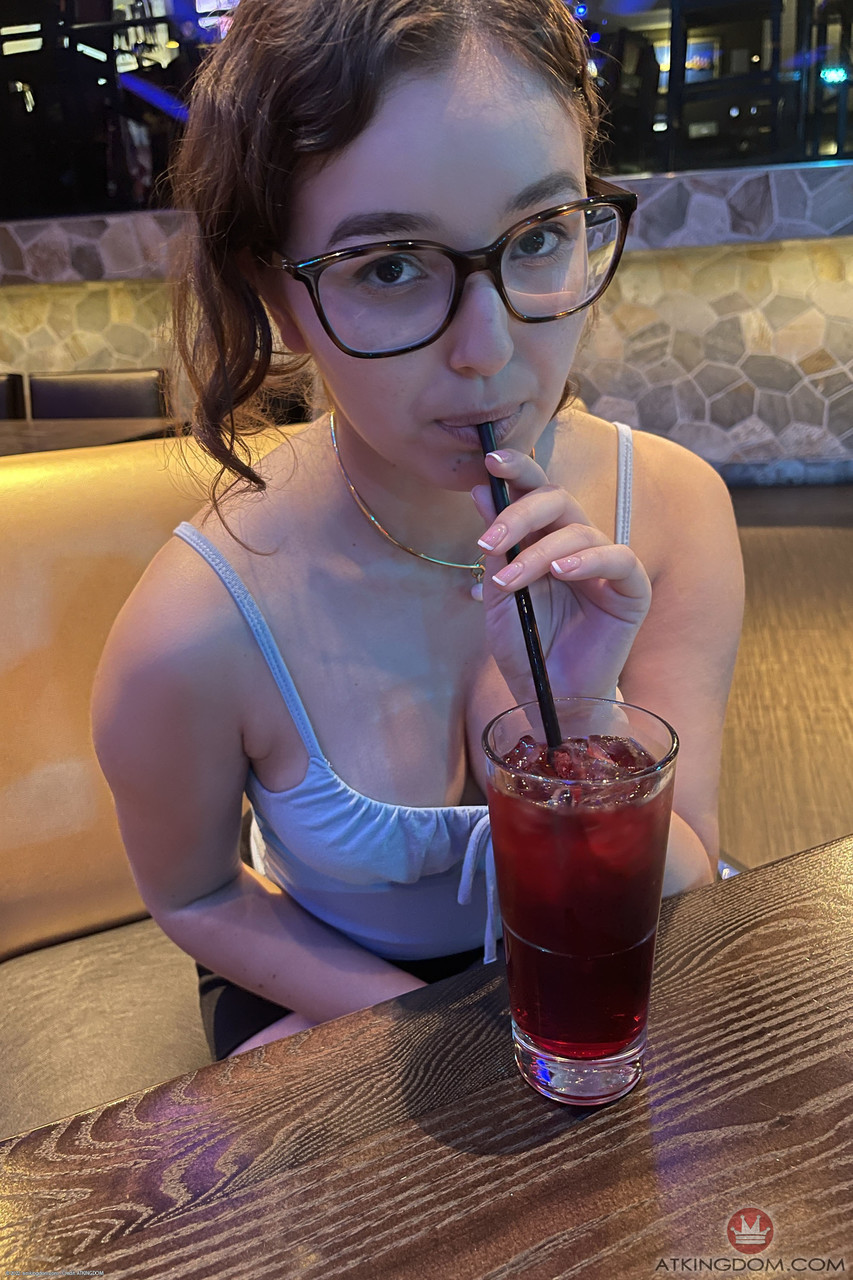 21P La brune sexy Leana Lovings montre sa chatte léchable