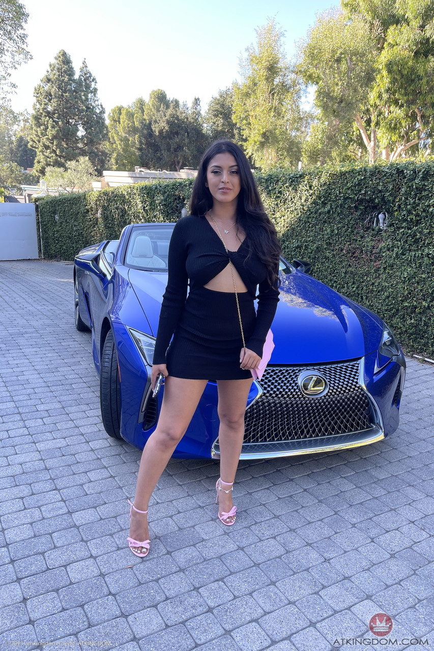 20P Linda gata Sophia Leone mostra seus peitos grandes naturais, bunda grande e vulva gostosa