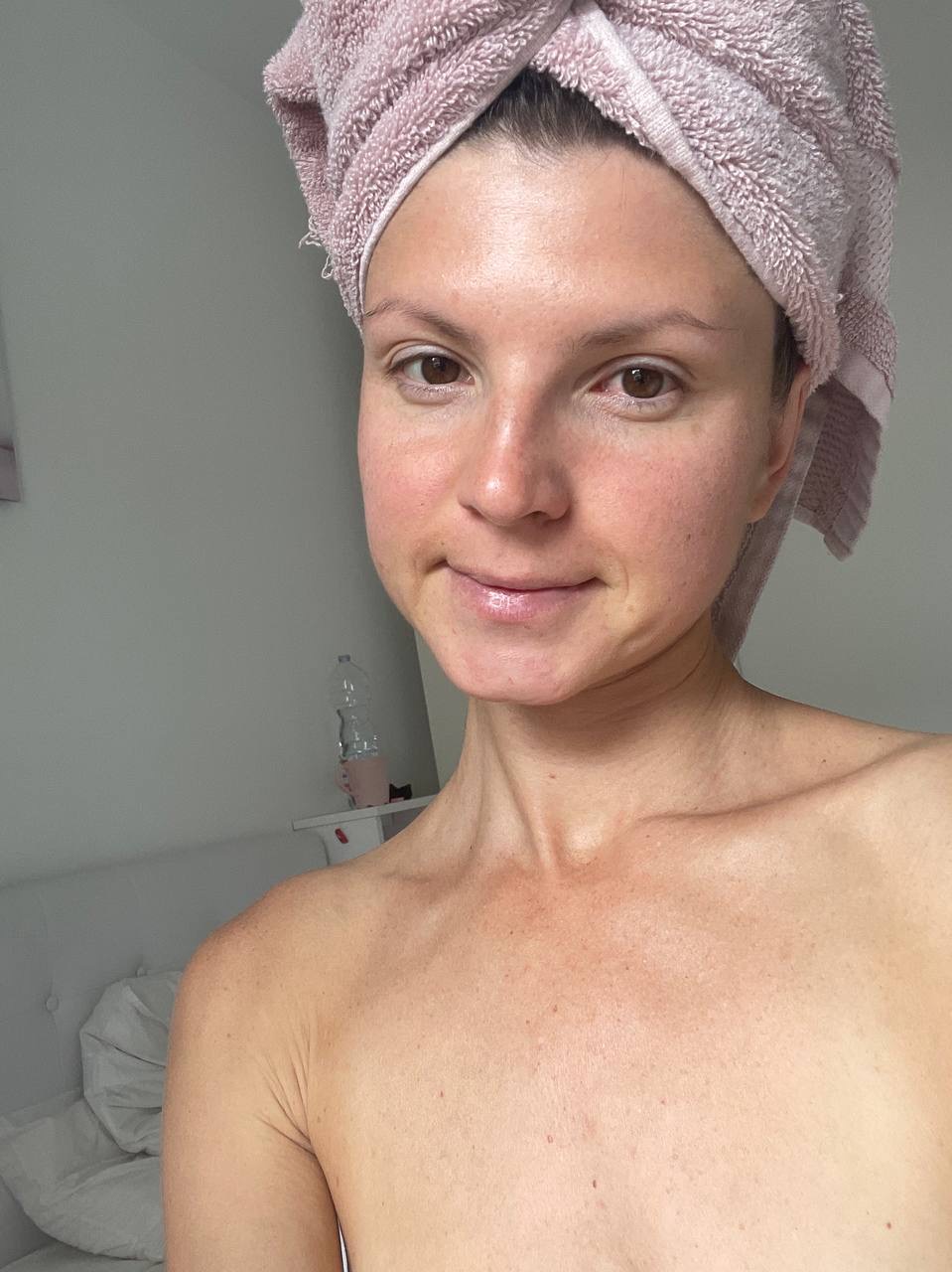 13P オールナチュラル OnlyFans 美女ジーナ・ガーソンがソロで小さなおっぱいを披露