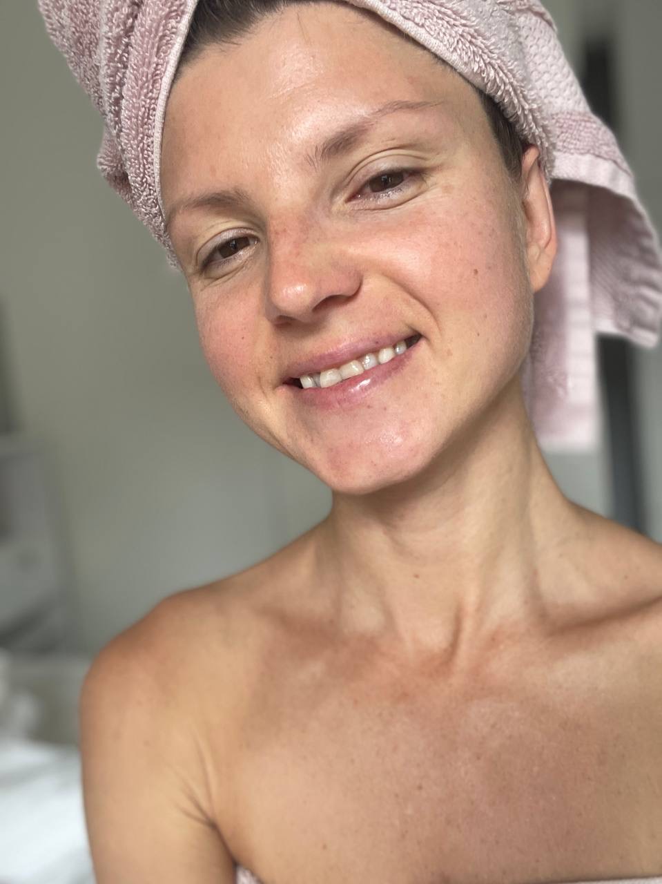 13P オールナチュラル OnlyFans 美女ジーナ・ガーソンがソロで小さなおっぱいを披露