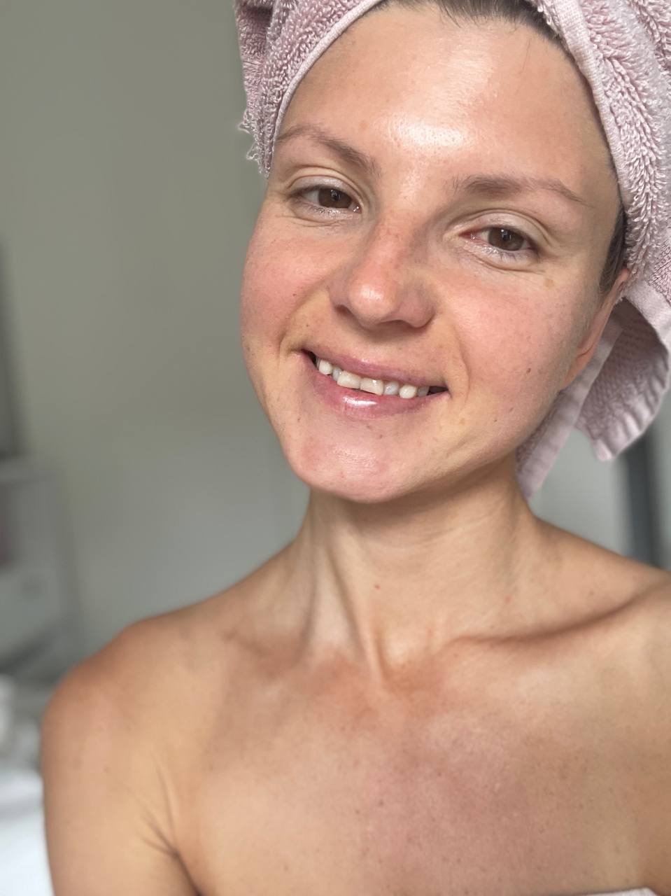 13P オールナチュラル OnlyFans 美女ジーナ・ガーソンがソロで小さなおっぱいを披露