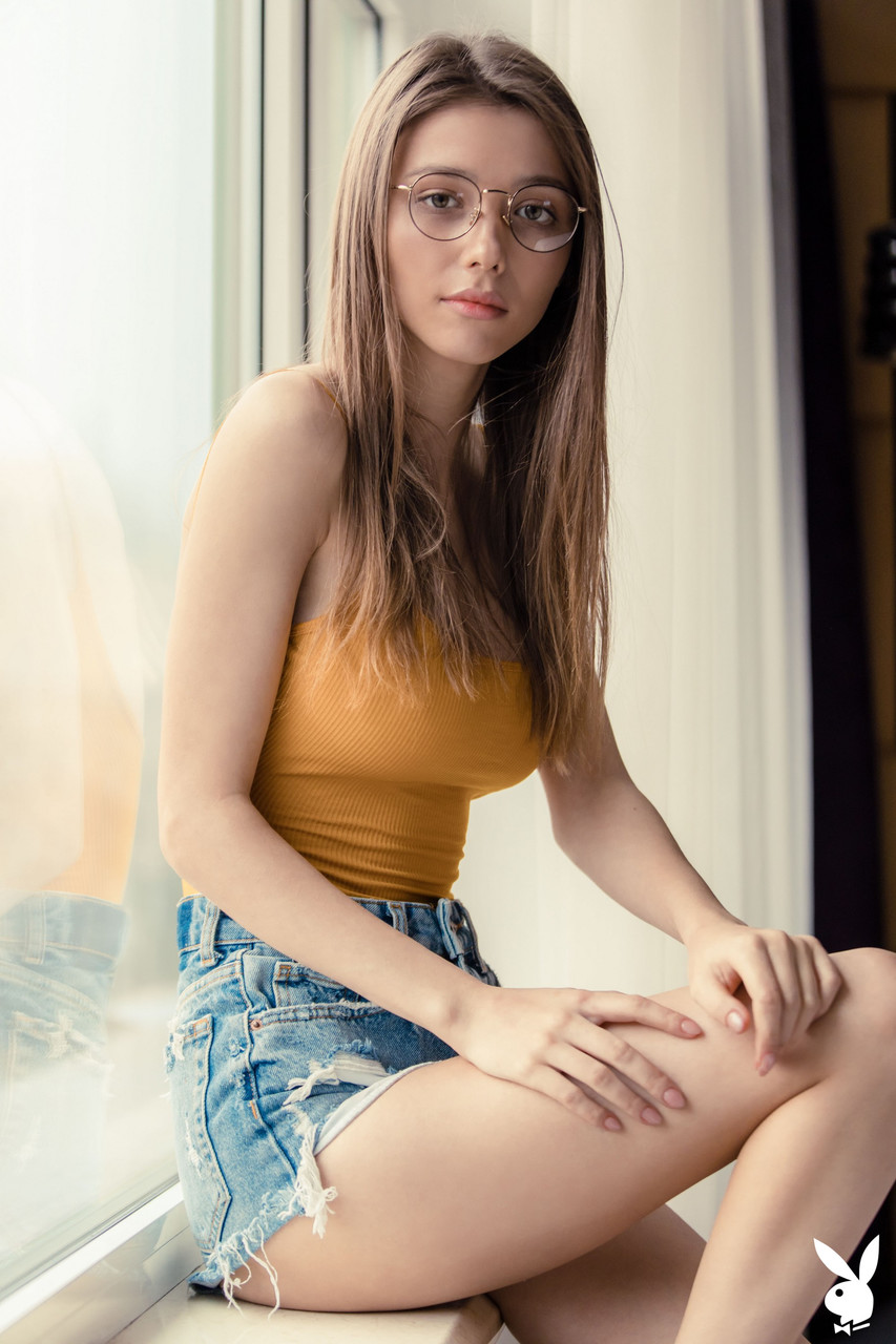 20P Das verführerische Babe Mila Azul enthüllt ihre wunderschönen großen Brüste in einem sexy Striptease