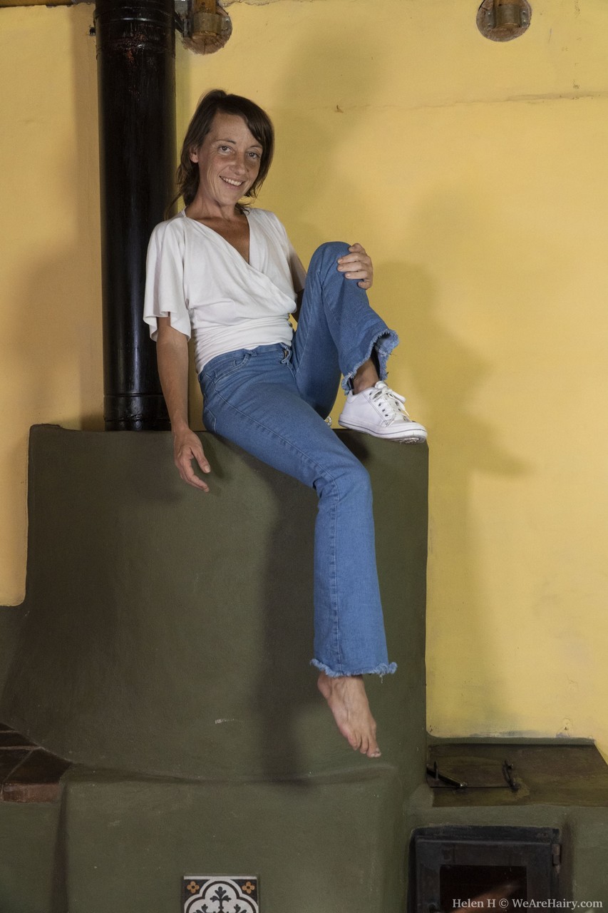 21P La esposa amateur Helen H se quita los jeans y la camisa y juega con su manguito tupido
