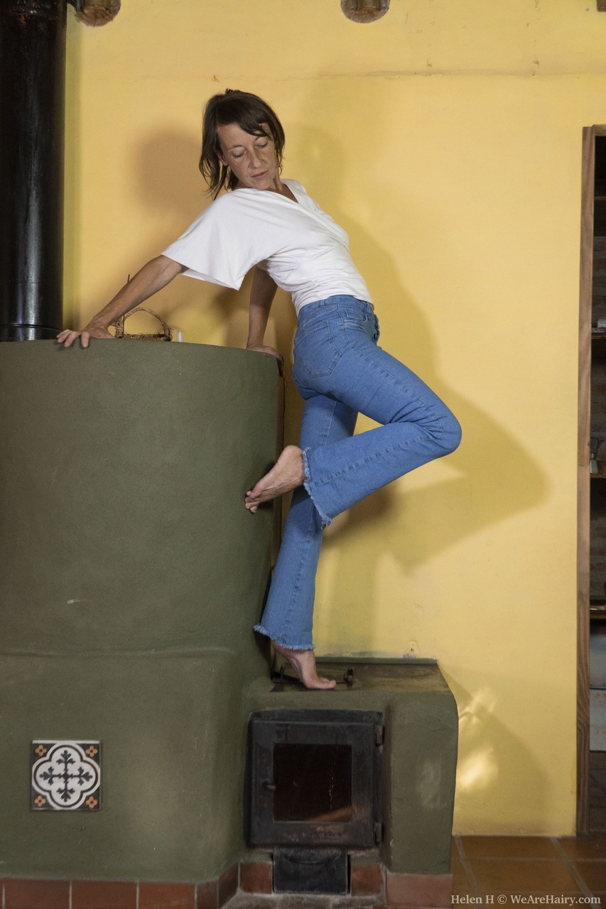 21P La esposa amateur Helen H se quita los jeans y la camisa y juega con su manguito tupido