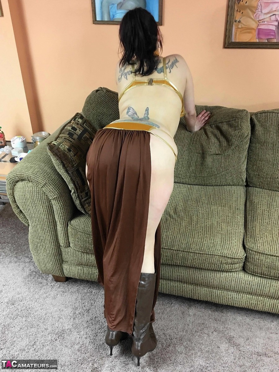 16P La morena tatuada Lavender Rayne se trabaja el culo durante una mamada