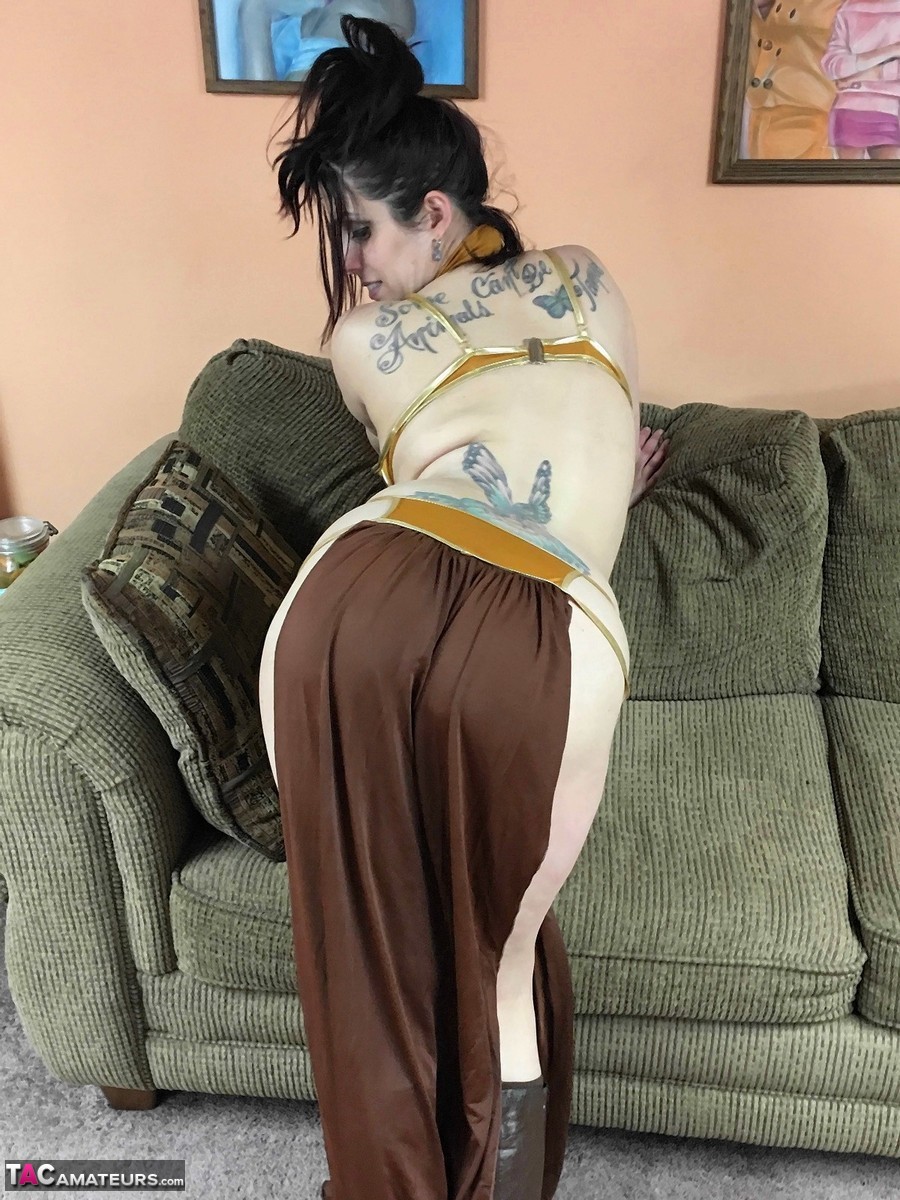 16P La morena tatuada Lavender Rayne se trabaja el culo durante una mamada