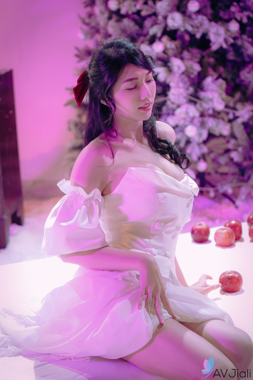 21P La linda asiática Jiaxin disfruta del sexo estilo perrito en una dramática escena de cosplay