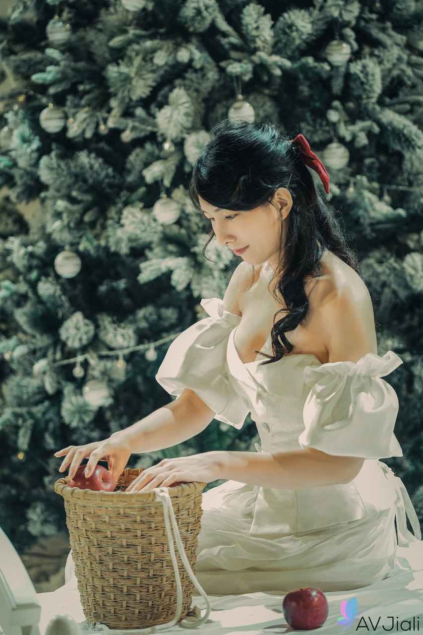 21P La linda asiática Jiaxin disfruta del sexo estilo perrito en una dramática escena de cosplay