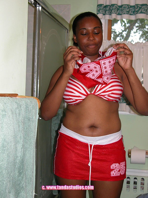 21P La pechugona negra Charm se burla con sus grandes tetas en el baño