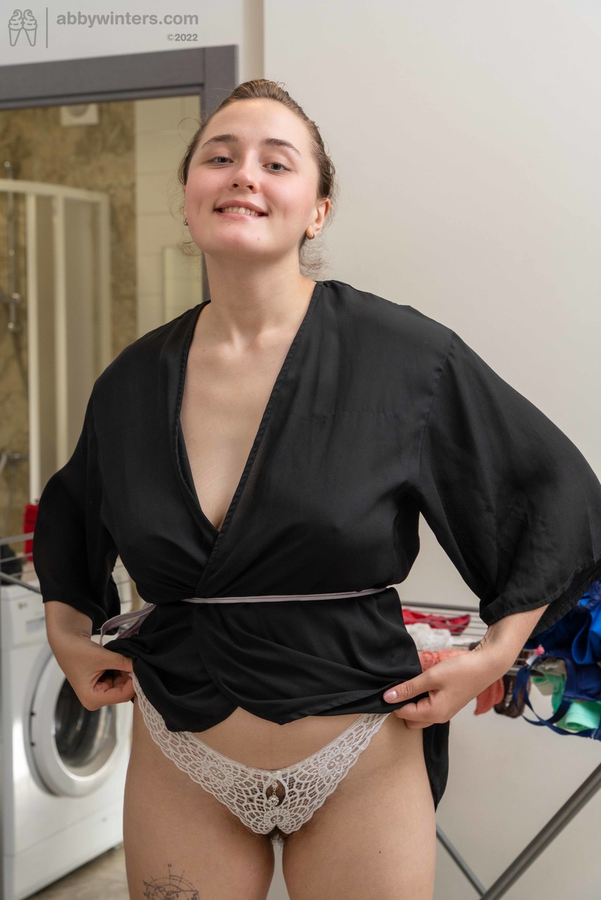 20P La encantadora australiana Elza muestra su coño peludo en una recopilación sexy