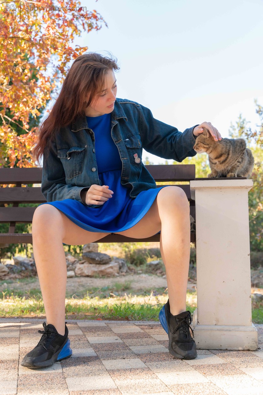 20P La encantadora australiana Elza muestra su coño peludo en una recopilación sexy