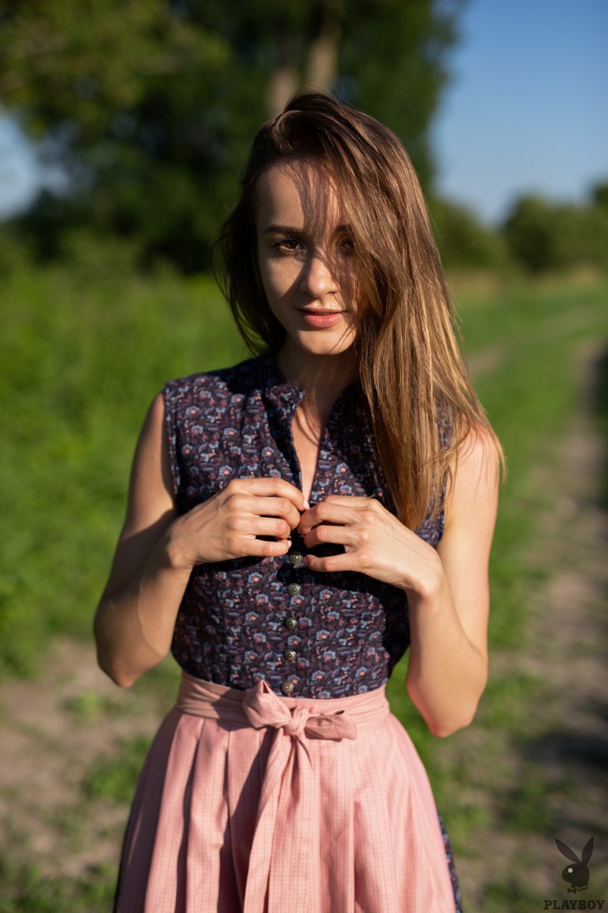 21P La sexy adolescente Vi Shy muestra su cuerpo delgado mientras está completamente desnuda al aire libre
