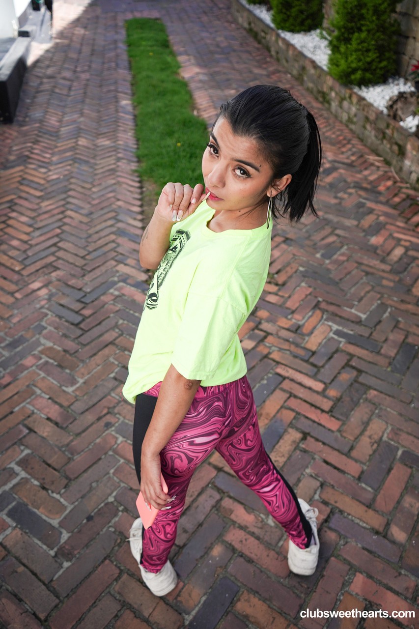 21P Die kleine Latina-Teenagerin Lola Canales wird an ihrem Pferdeschwanz gepackt