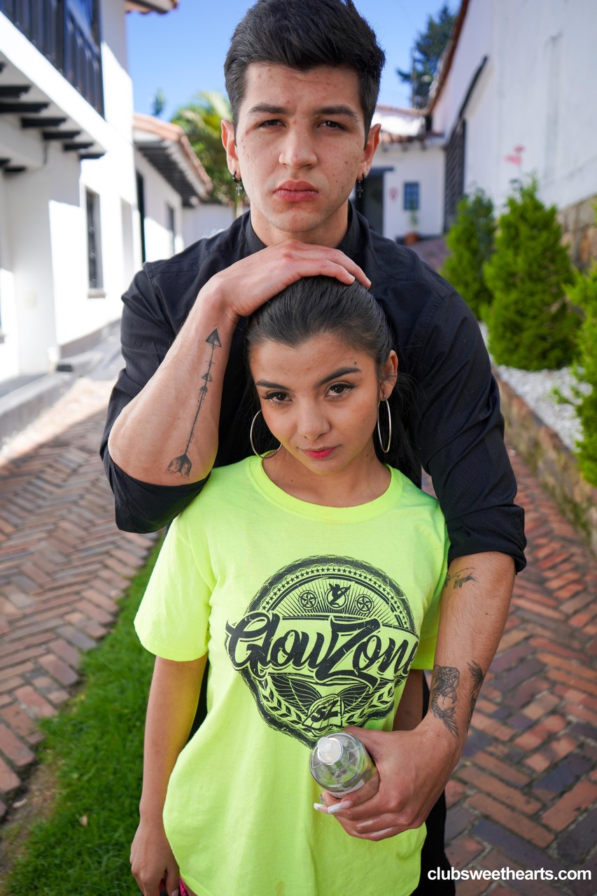 21P Die kleine Latina-Teenagerin Lola Canales wird an ihrem Pferdeschwanz gepackt