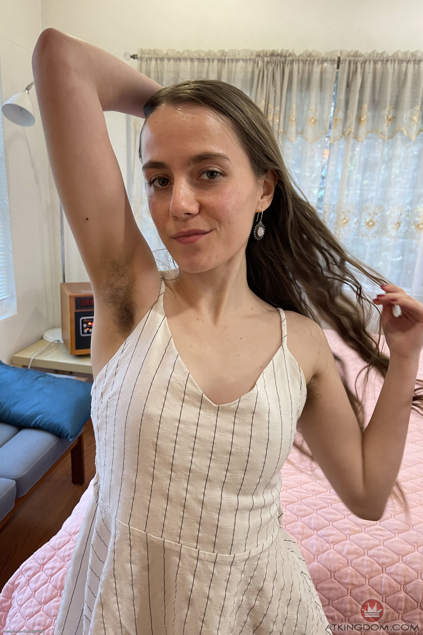 21P Petite amadora adolescente Sia Wood abre as nádegas