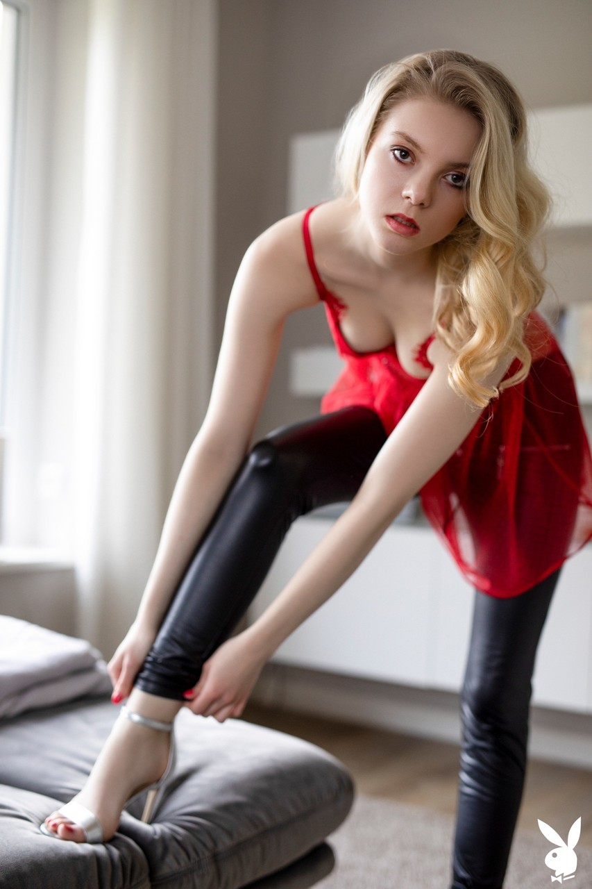 20P La jeune fille glamour Emmi se déshabille