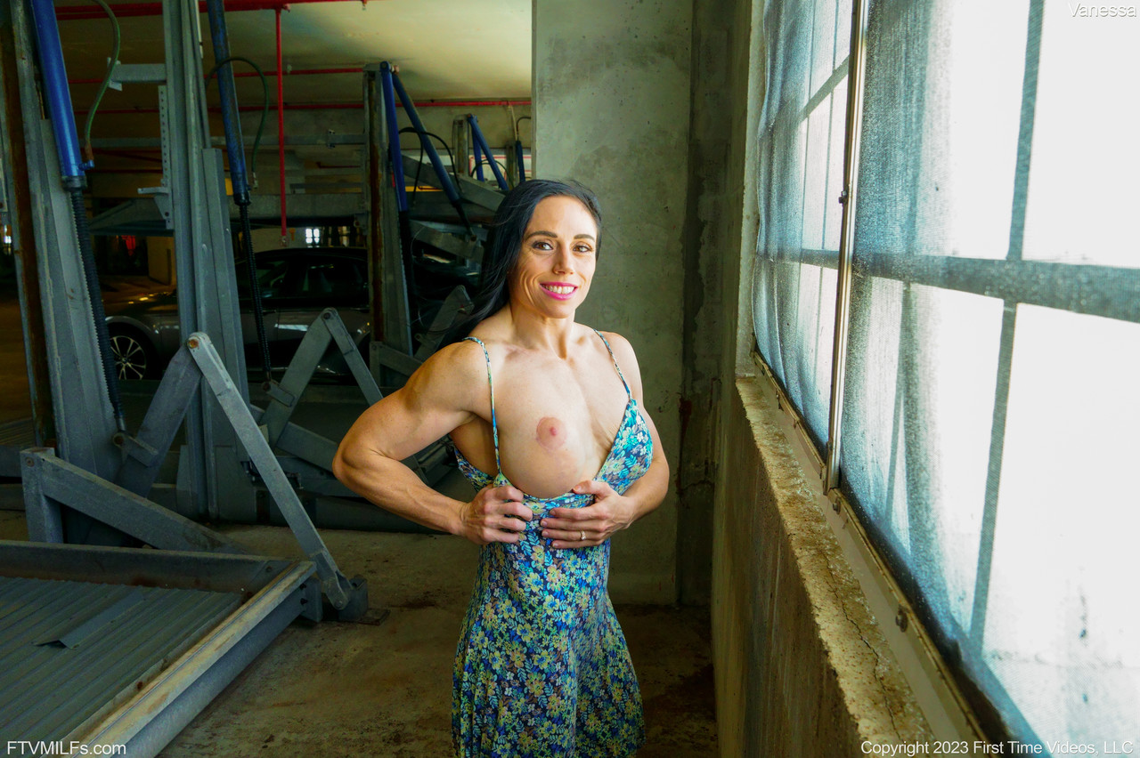 21P Amateur-Bodybuilderin Vanessa zeigt ihre großen Titten