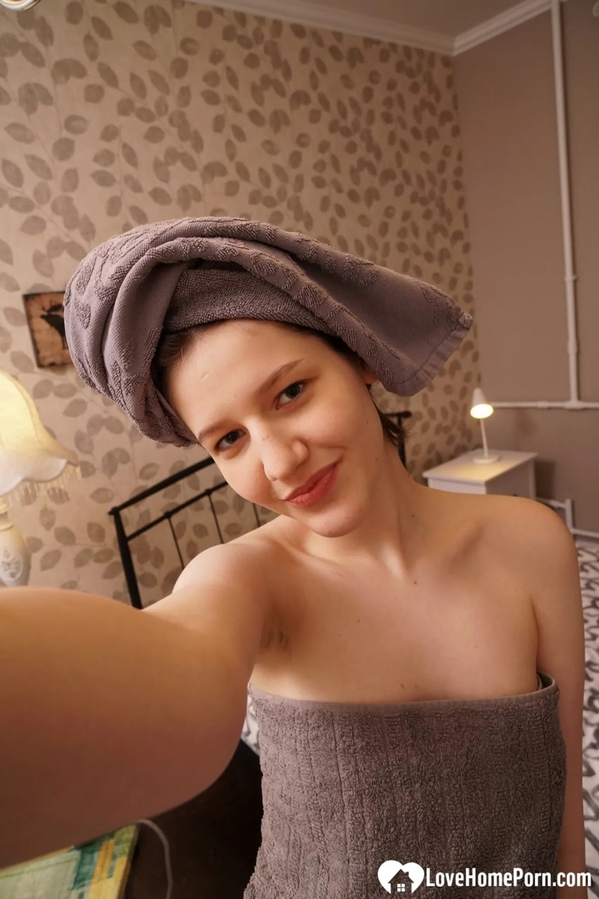 20P Hermosa amateur se toma selfies desnuda mostrando sus pequeñas tetas