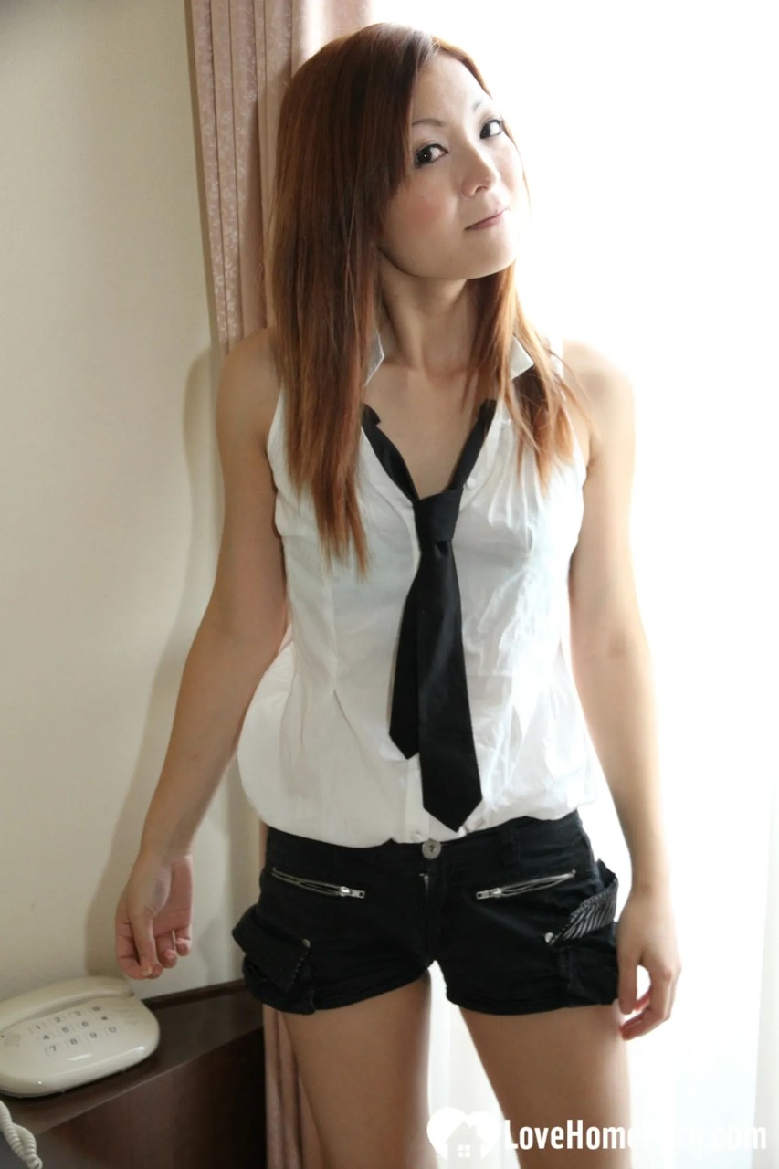 21P Colegiala japonesa caliente se quita su uniforme sexy y abre su coño tupido