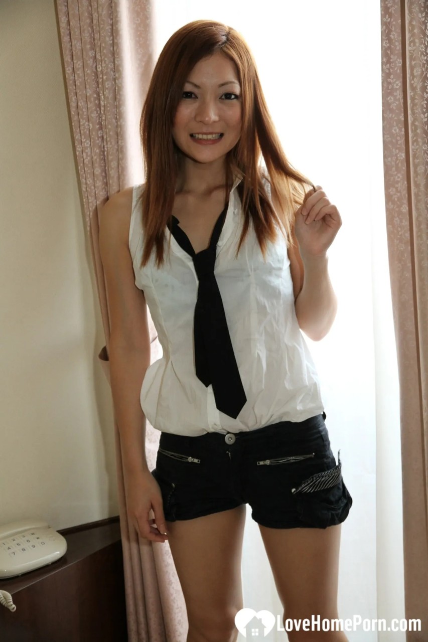 21P Colegiala japonesa caliente se quita su uniforme sexy y abre su coño tupido
