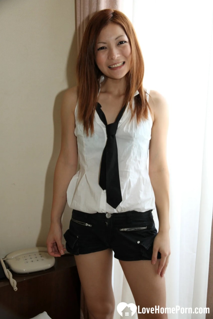 21P Colegiala japonesa caliente se quita su uniforme sexy y abre su coño tupido