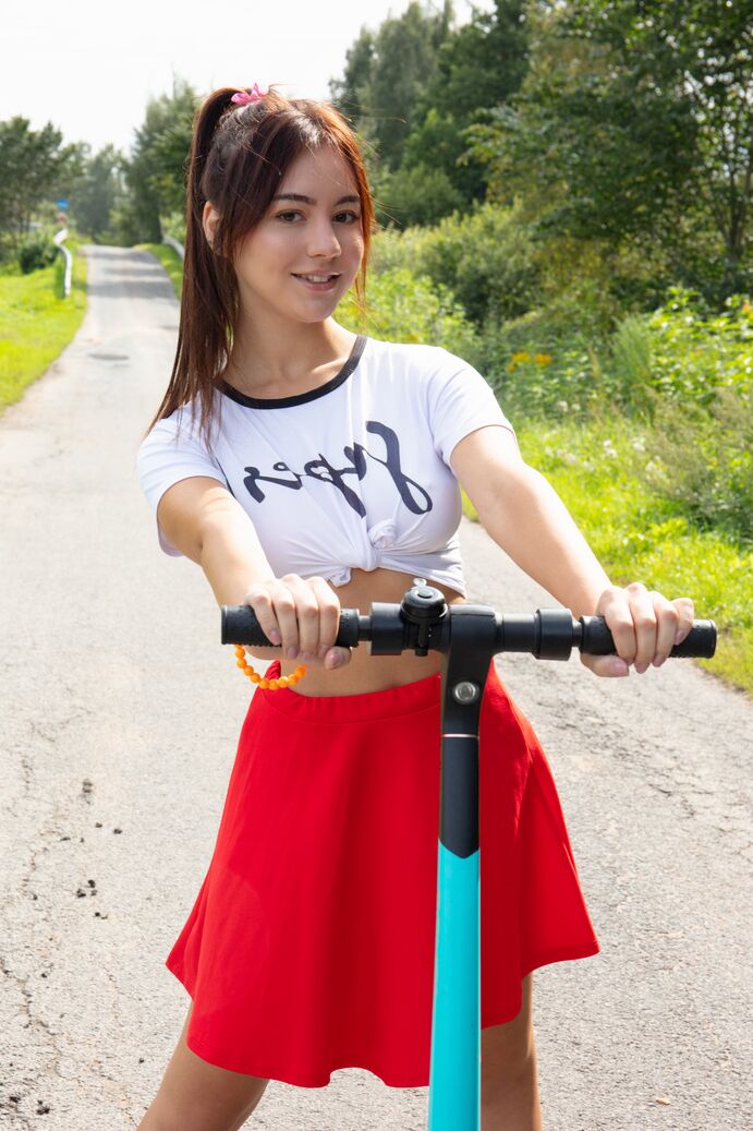 20P La douce jeune Aura se déshabille avec des chaussettes et des baskets alors qu'elle roule en scooter