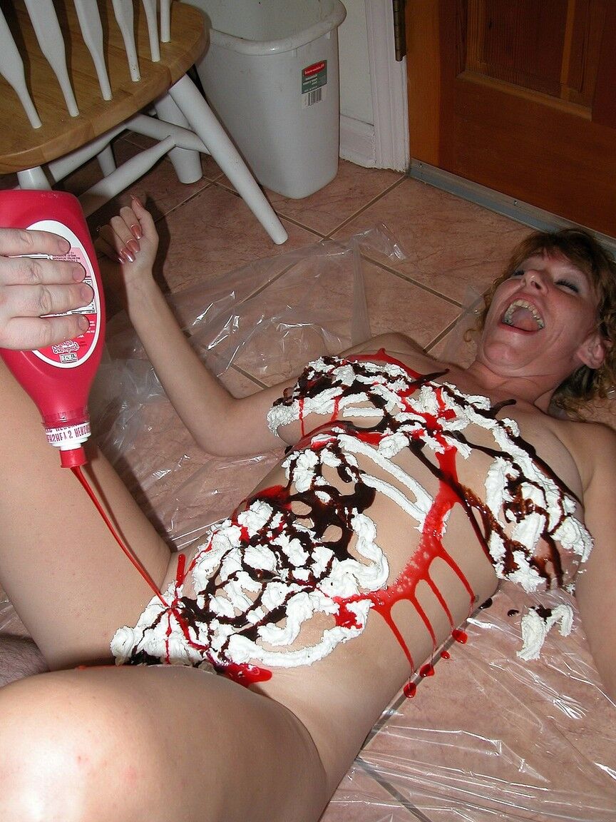 20P MILF Ivy Rose masturbates with a banana in a kinky food play scene