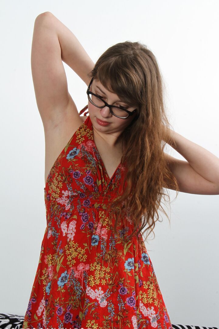 20P A linda adolescente Lilah mostra seus peitos grandes e bunda curvilínea em um solo