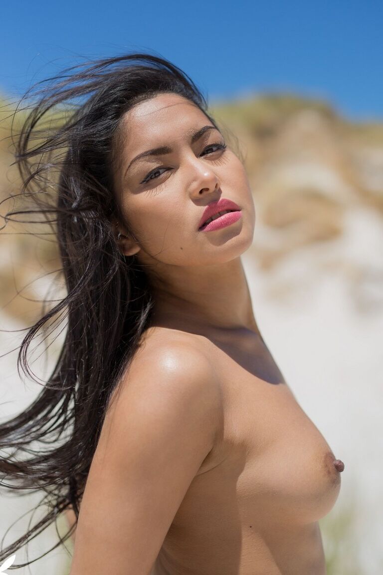 20P A adorável gata Chloe Rose mostra seu corpo pequeno em lingerie sexy