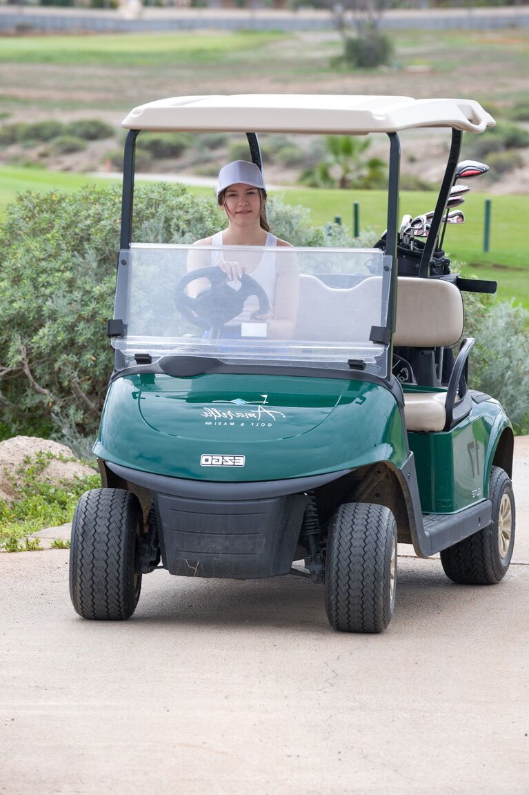 21P O jovem golfista Matty mostra sua bunda grande